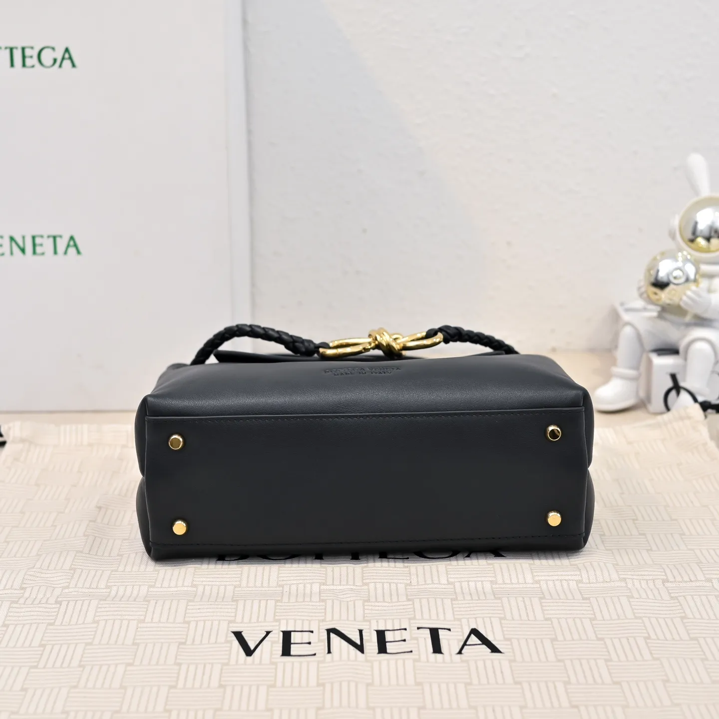 Batch 2060 #Bv New Small Ciao Ciao Handbag Who carried the cute little Ciao Ciao out on the street❣️Made of Dutch Silky Calf calfskin ~ silky to the touch. The leather is thick, and the suede lining is soft and comfortable. The relaxed feeling of stacked smooth leather, the representative woven element shoulder strap, and the perfect embellishment of golden buckles💥The unique bag shape is casual and exquisite, and super practical☄️Carry Ciao Ciao to accompany you in various occasions, and be the most stylish you🎀 Size: 26x19x10.5 Style No. 5835#